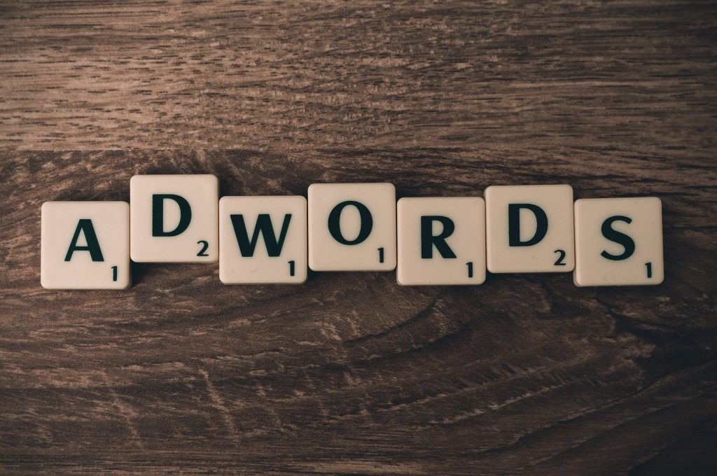 Adwords geschrieben in Scrabble-Buchstaben