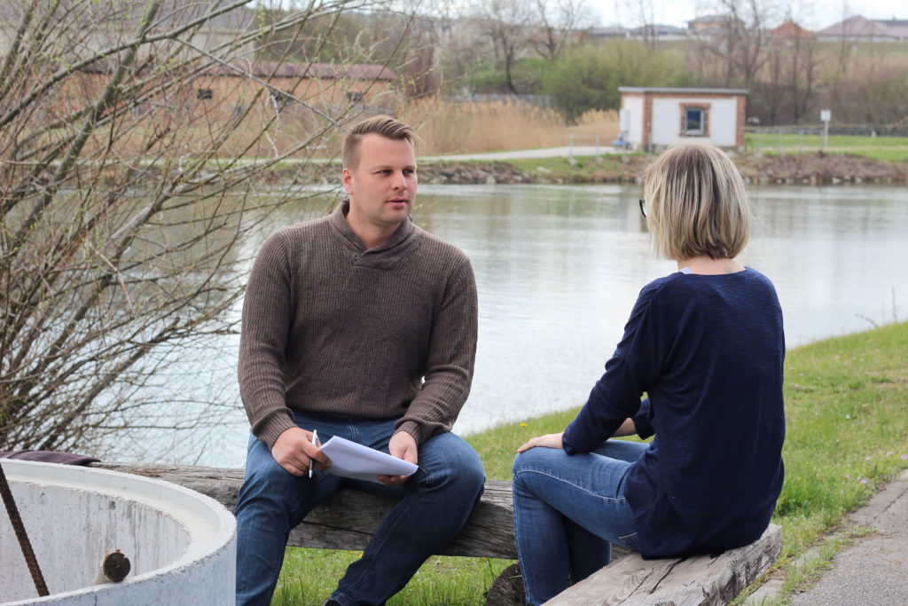 Ein Leitfadeninterview wird geführt